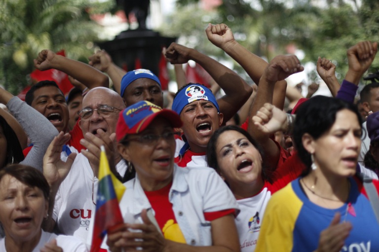 Venezolanos muestran su apoyo a Chávez. FOTO: EFE