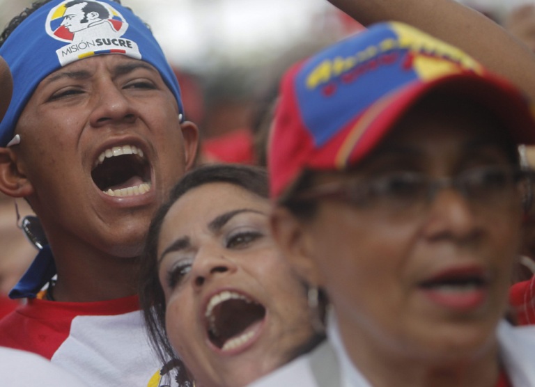 Venezolanos muestran su apoyo a Chávez. FOTO: EFE