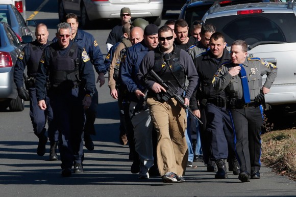 Policías en las cercanías del colegio Sandy Hook de Newtown, Connecticut. Foto: Reuters.