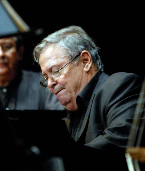 José María Vitier, en el concierto Misa Cubana, en el Teatro Tunas, como parte de una gira que comenzó el autor por varias localidades del oriente del país, el 11 de diciembre de 2012. Foto: Yaciel Peña/AIN. 
