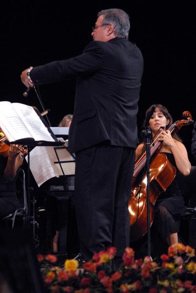 José María Vitier, en el concierto Misa Cubana, en el Teatro Tunas, como parte de una gira que comenzó el autor por varias localidades del oriente del país, el 11 de diciembre de 2012. Foto: Yaciel Peña/AIN. 