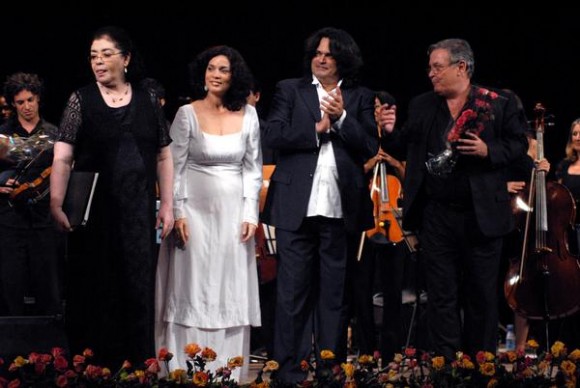 Concierto Misa Cubana, del reconocido compositor cubano José María Vitier, en el Teatro Tunas, el 11 de diciembre de 2012, como parte de una gira que comenzó el autor por varias localidades del oriente del país. Foto: YAciel Peña/AIN. 