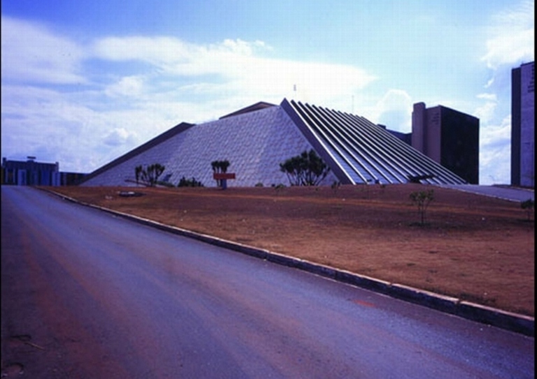 El Teatro Nacional de Brasilia. Foto:niemeyer.org.br 