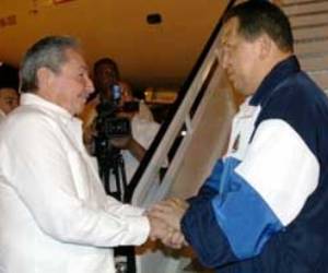 Raúl despide a chávez en aeropuerto "José Martí." Foto: Archivo