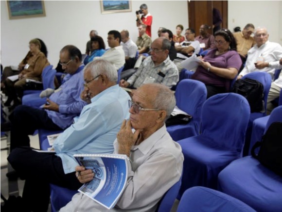 Diputados cubanos debaten en La Habana sobre el fortalecimiento de mecanismos de la democracia participativa en Cuba, como la rendición de cuenta de los concejales ante sus electores.