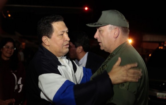 El presidente de la República, Hugo Chávez, regresó en horas de la madrugada al país y fue recibido en el Aeropuerto Internacional de Maiquetía por su tren ministerial.