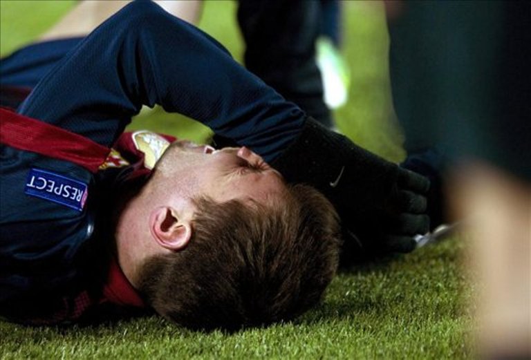 Lionel Messi sufre una lesión durante un partido frente al Benfica. FOTO: EFE