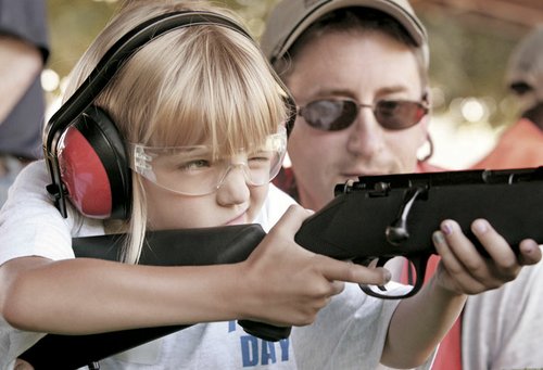 Kyra Frank, 6 años, de Rockford, Illinois, dispara un rifle en el Festival Deportes Juventud de la NRA. Beloit Rifle Club. 