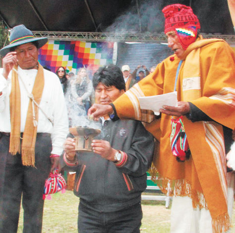 Ritual. El presidente Morales en el momento de la ofrenda a la Pachamama, acto central del solsticio.