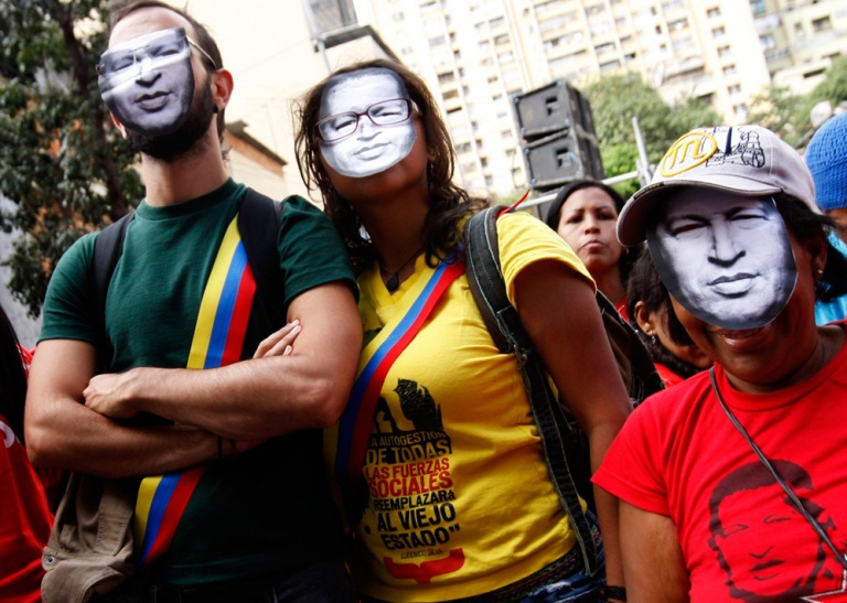 Venezolanos se concentraron en los alrededores de Miraflores para apoyar al presidente Hugo Chávez. FOTO: Reuters