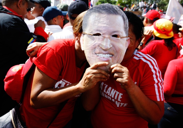 Venezolanos se concentraron en los alrededores de Miraflores para apoyar al presidente Hugo Chávez. FOTO: Reuters