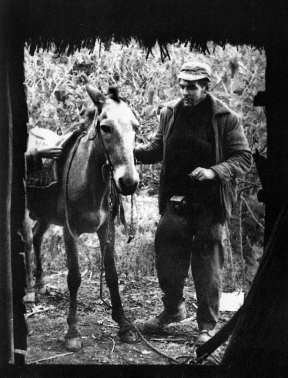 Ernesto Che Guevara llega a lomo de mulo al encuentro de Fidel (1957). Foto: Enrique Meneses.