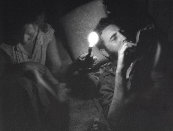 Meneses presumía siempre de buen pulso y de no necesitar el flash. "En un bohío, Fidel redacta un mensaje a la luz de una vela. El tiempo de exposición fue de 60 segundos, sin flash". Foto: Enrique Meneses.