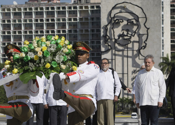Expresidente brasileño Luis Inacio Lula da Silva rindió homenaje en La Habana a José Marti. Foto: Ismael Francisco/Cubadebate