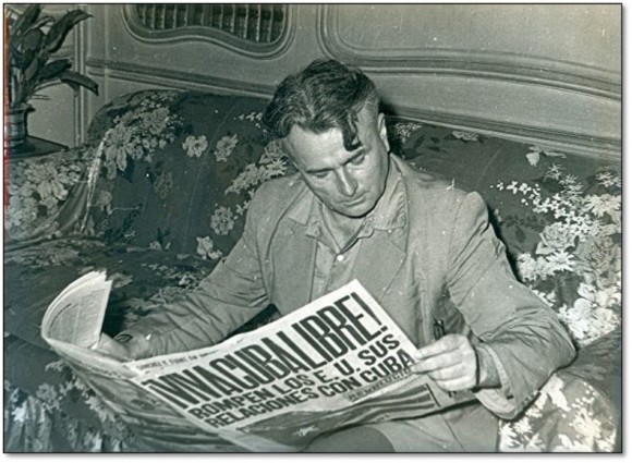 Hombre lee periódico con noticia sobre el rompimiento de las relaciones entre Cuba y EEUU