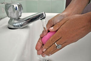 Lavar las manos, medida para prevenir el cólera, La Habana, Cuba. foto: Yander Zamora 18 ener 2013