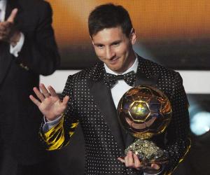 Lionel Messi recibe su 4to Balón de Oro.