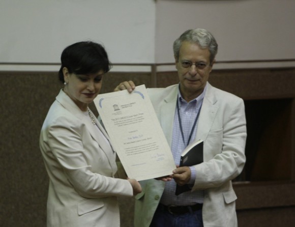 Frei Betto recibe premio que le entrega la UNESCO. Foto: Ismael Francisco/Cubadebate.