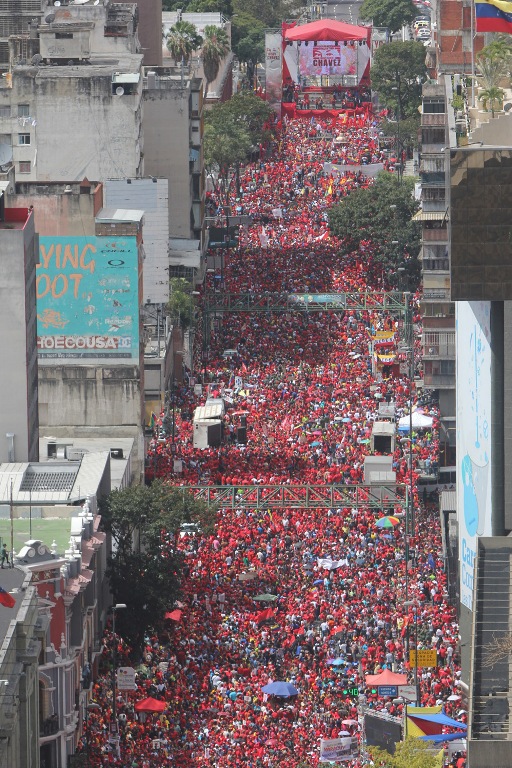 Venezolanos se concentraron en los alrededores de Miraflores para apoyar al presidente Hugo Chávez. FOTO: AFP