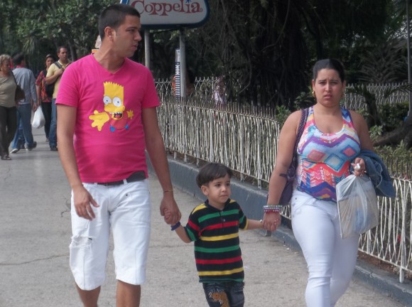 Familia cubana por la calle