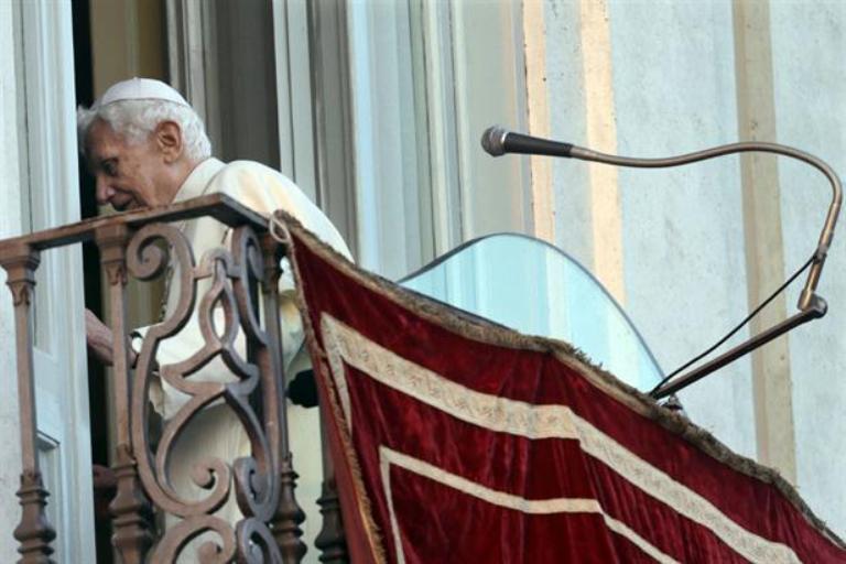 Benedicto XVI dijo adiós en italiano y ya no se lo verá más en público como Papa. Foto AP