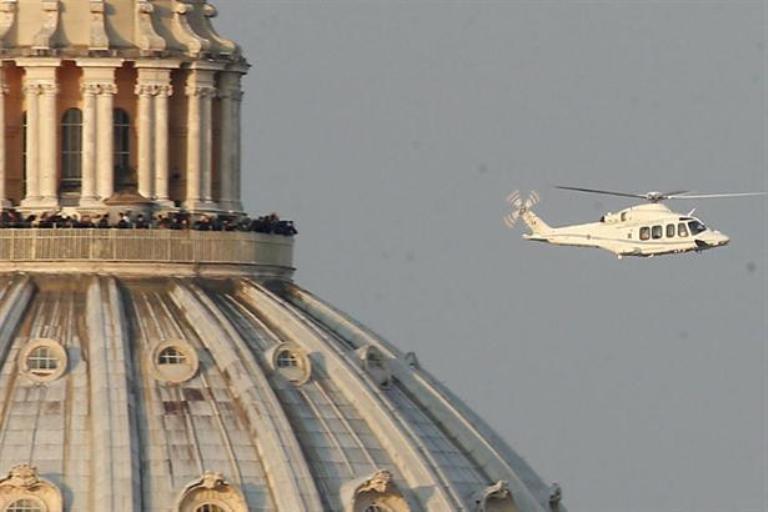 Benedicto XVI viajó en helicóptero desde el Vaticano hasta la residencia Castelgandolfo, ubicada a 30 kilómetros de distancia. Foto AP