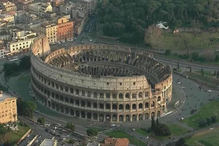 El Papa tuvo un último vuelo de privilegio, sobrevolando el Coliseo romano. Foto AP
