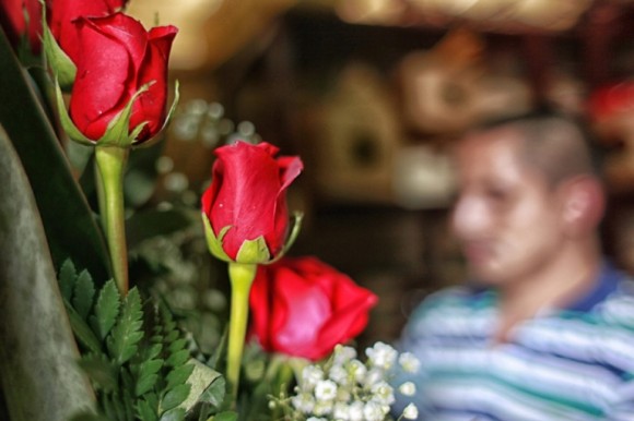  Un hombre trabaja en la elaboración de ramos florales en Tegucigalpa, Honduras. Foto: Gustavo Amador / EFE