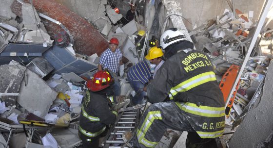  Los bomberos trabajan entre los escombros que ha dejado una explosión en el edificio de Pemex en la Ciudad de México. Guillermo Gutierrez (AP) 