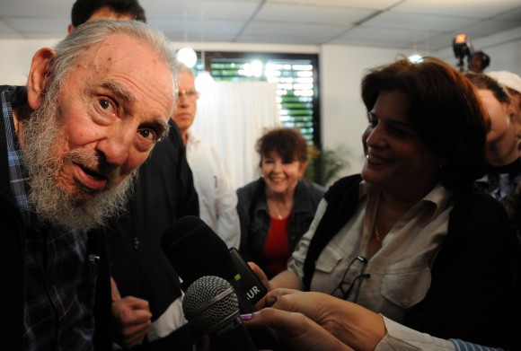 Fidel conversa con los periodistas tras ejercer su voto. 3 de febrero de 2013. Foto Cubadebate/Ismael Francisco