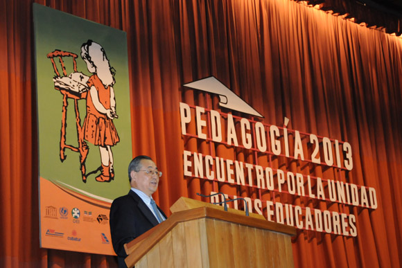Sesiona en el Palacio de Convenciones Pedagogía 2013. Conferencia de Qian Tang Subdirector General de la UNESCO. Foto: Ismael Francisco/Cubadebate.