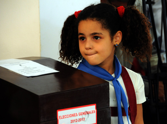 La pionera custodia la urna en la cual votó Fidel. 