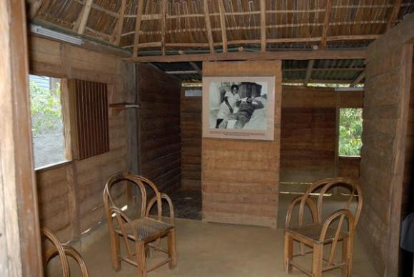 Interior del bohío donde radicó la Comandancia del III Frente Oriental Dr. Mario Muñoz dirigida por Juan Almeida Bosque, en la loma de la Lata en las montañas de la Sierra Maestra en la provincia de Santiago de Cuba. 1 de marzo de 2013. Foto: AIN. 