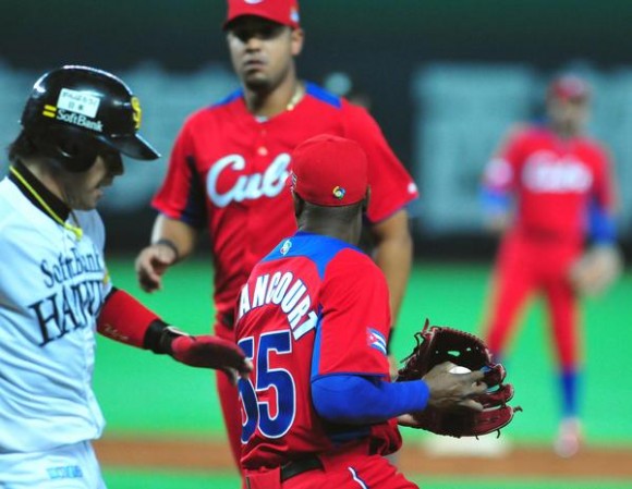 Último juego de preparación del equipo Cuba de béisbol para el III Clásico Mundial contra un equipo de la liga profesional local, en Fukuoka, Japón, el 1 de marzo de 2013. AIN FOTO/Ricardo LÓPEZ HEVIA/PERIÓDICO GRANMA