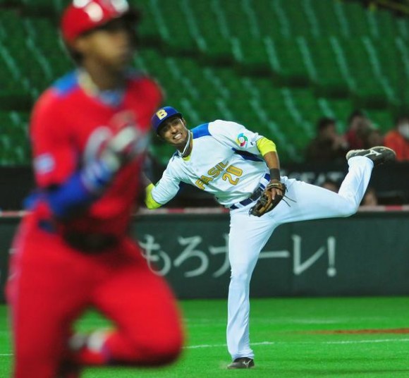 La selección cubana se estrenó en el Clásico Mundial de Béisbol con victoria de cinco carreras por dos sobre Brasil, en Japón, el 2 de marzo de 2013. AIN FOTO/Ricardo López Hevia/DIARIO GRANMA