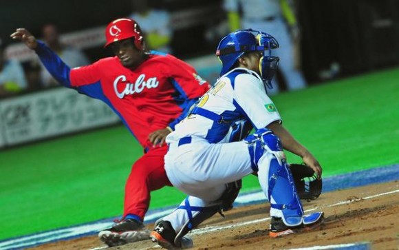 La selección cubana se estrenó en el Clásico Mundial de Béisbol con victoria de cinco carreras por dos sobre Brasil, en Japón, el 2 de marzo de 2013. AIN FOTO/Ricardo López Hevia/DIARIO GRANMA