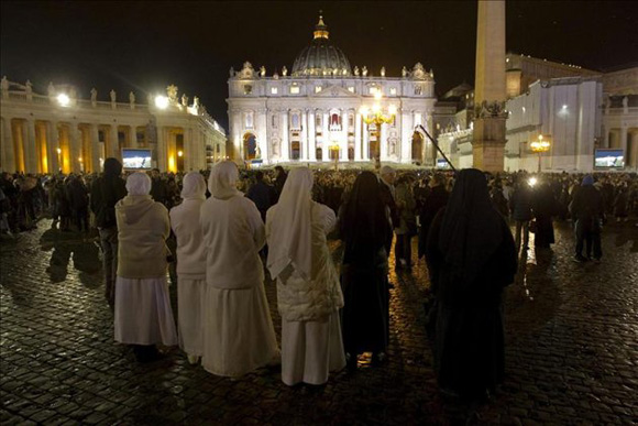 La Plaza de San Pedro se llenó de personas durante la elección del nuevo Papa. Foto: REUTERS