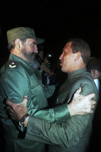 Fidel recibe a Chávez en el Aeropuerto de La Habana 13 de diciembre de 1994