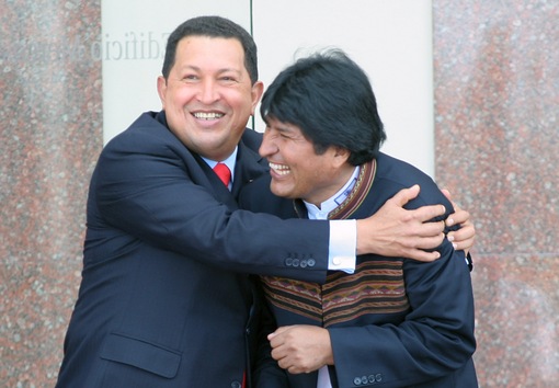  18 de diciembre de 2007. El presidente venezolano abraza a su homólogo boliviano, Evo Morales, durante la XXXIV Cumbre del Mercosur en Montevideo. © AFP Pablo Porciuncula 