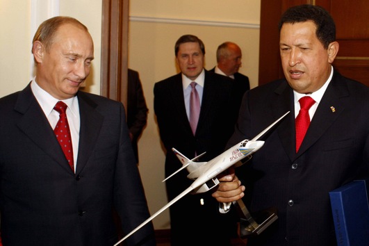  25 de septiembre de 2008. Hugo Chávez con una réplica de un Tupolev TU-160 junto al entonces primer ministro y actual presidente ruso, Vladímir Putin, durante su reunión en Moscú. © AFP Presidencia 