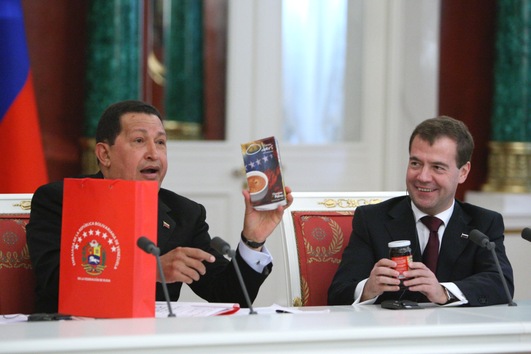  15 de octubre de 2010. Hugo Chávez entrega unos regalos a Dmitri Medvédev, ex presidente de Rusia (2008-2012) y actual primer ministro, durante una conferencia de prensa celebrada en el Kremlin. © RIA Novosti Mikhail Klimentyev 