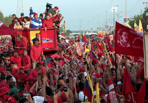  21 de julio de 2012. Hugo Chávez saluda a sus partidarios durante un acto de campaña electoral para las presidenciales del 7 de octubre, en las que fue reelegido. © AFP 