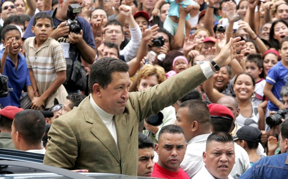 15 de agosto de 2004. Chávez celebra la victoria del referendo revocatorio de su mandato con un 59% de los votos. © AFP Luis Acosta 