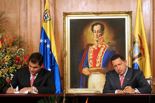  21 de diciembre de 2006. Hugo Chávez firma acuerdos bilaterales con el presidente electo de Ecuador, Rafael Correa, en el palacio presidencial de Miraflores, en Caracas. © AFP Presidencia 