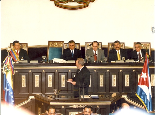 Fidel se dirige al Presidente Venezolano Hugo Chávez durante su discurso ante la Asamblea Nacional de Venezuela, en el Palacio Federal Legislativo de Caracas. 27 de octubre de 2000. Foto: Estudios Revolución/Archivo Cubadebate