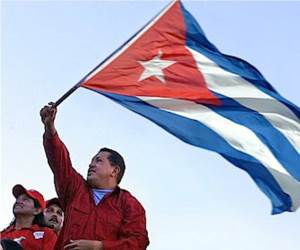 Hugo Chavez ondea Bandera cubana