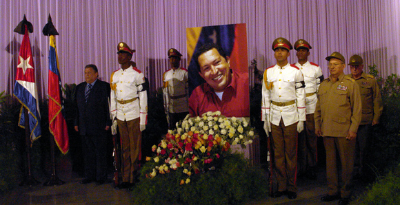 Miembros del Buró Político rinden homenaje a Chávez