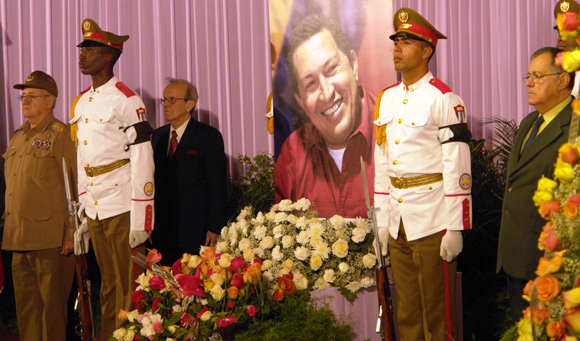 Miembros del Buró Político rinden tributo a Chávez