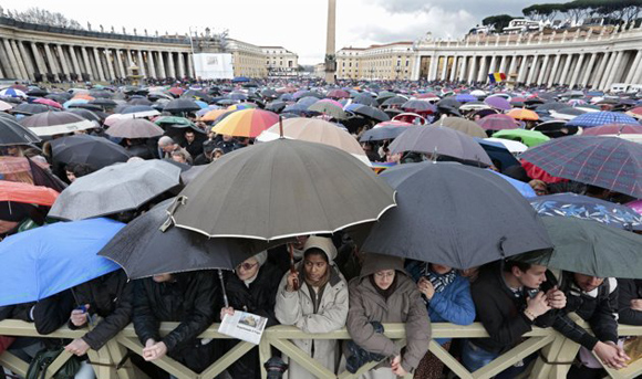 La Plaza de San Pedro se llenó de personas durante la elección del nuevo Papa. Foto: REUTERS