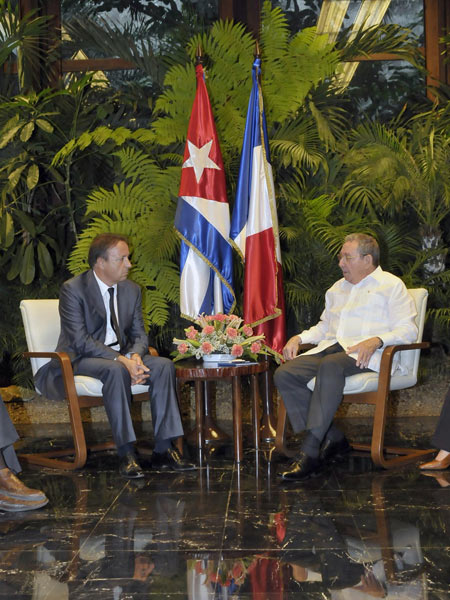 El presidente cubano, Raúl Castro, recibe al presidente del Senado francés, Jean Pierre Bel, durante su visita a Cuba. FOTO: CUBADEBATE